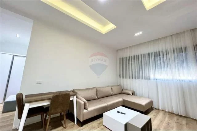 Tirane, jepet me qera apartament Kati 13, 63 m² 500 Euro (Komuna e Parisit)