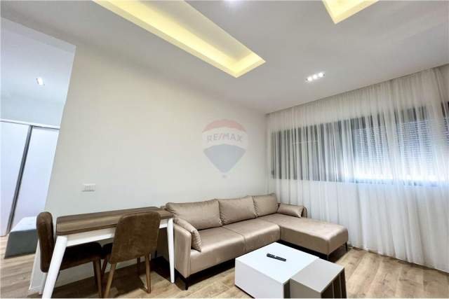 Tirane, jepet me qera apartament 1+1 Kati 13, 63 m² 500 Euro