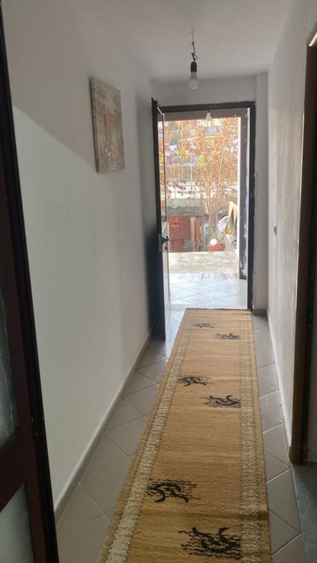 Tirane, jap me qera dhome 1 Katshe Kati 0, 27 m² 150 Euro (Ali Shefqeti)