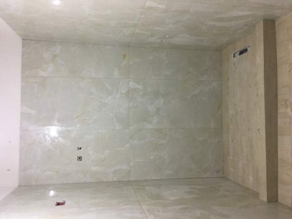 Shtrime dhe veshje pllakash vendosje mermerash gure dekorative