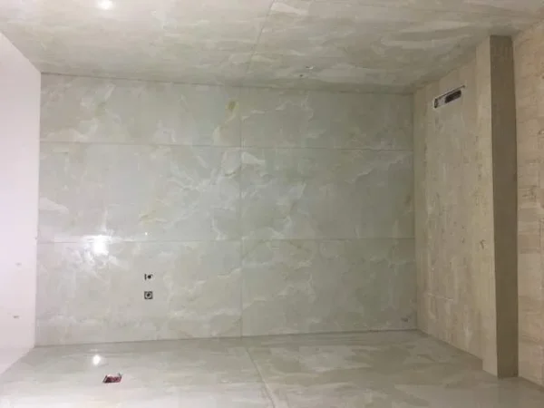 Shtrime dhe veshje pllakash vendosje mermerash gure dekorative