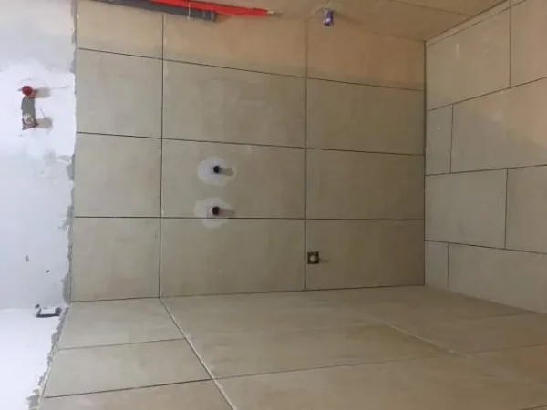 Shtrime dhe veshje pllakash vendosje mermerash gure dekorative