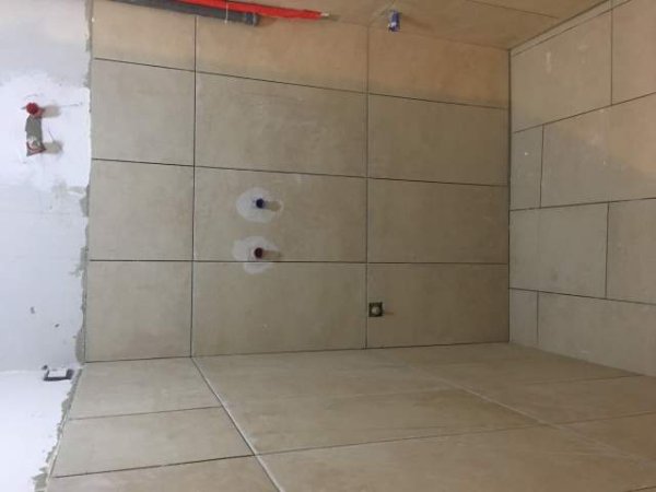 Shtrime dhe veshje pllakash vendosje mermerash gure dekorative