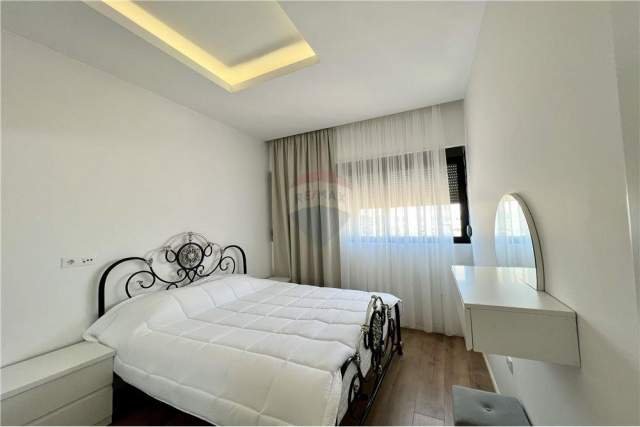 Tirane, jepet me qera apartament 1+1+A Kati 13, 63 m² 500 Euro