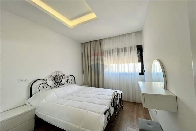 Tirane, jepet me qera apartament 1+1 Kati 13, 63 m² 500 Euro