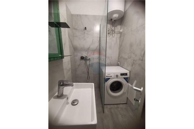 Tirane, jepet me qera apartament 1+1 Kati 4, 74 m² 450 Euro (Kompleksi Kontakt)