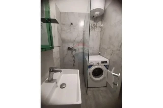 Tirane, jepet me qera apartament 1+1 Kati 4, 74 m² 450 Euro (kompleksi kontakt)