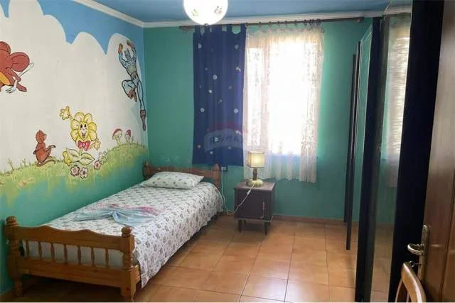 Tirane, jepet me qera apartament 3+1 Kati 4, 75 m² 550 Euro (Rruga e Durresit, prane Gazhelit)