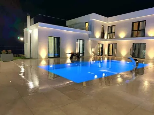 Tirane, jepet me qera Vile 500 m²  (PEZE)