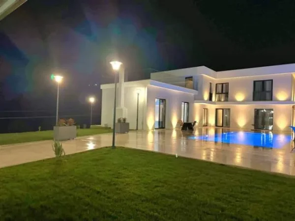 Tirane, jepet me qera Vile 500 m²  (PEZE)