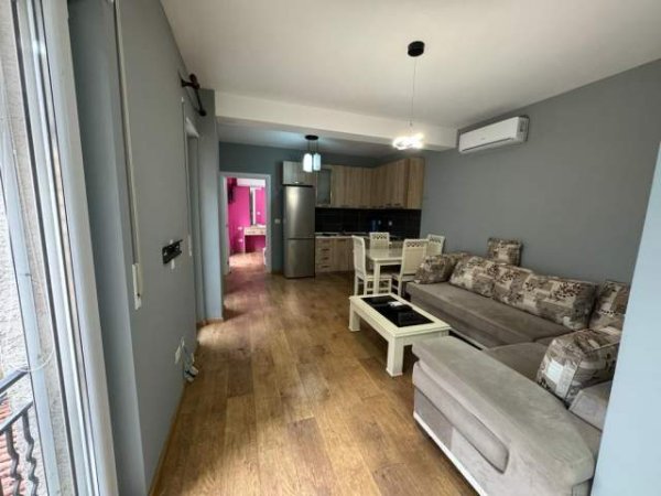 Tirane, jepet me qera apartament 1+1 Kati 3, 400 Euro (Kodra e Diellit)