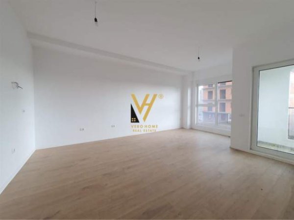 Tirane, jepet me qera zyre Kati 3, 82 m² 450 Euro (STACIONI I TRENIT)