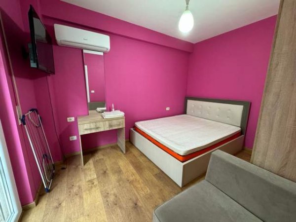 Tirane, jepet me qera apartament 1+1 Kati 3, 400 Euro (Kodra e Diellit)