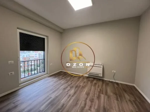 Tirane, jepet me qera ambjent biznesi Kati 6, 107 m² 800 Euro (Rruga Panorama)