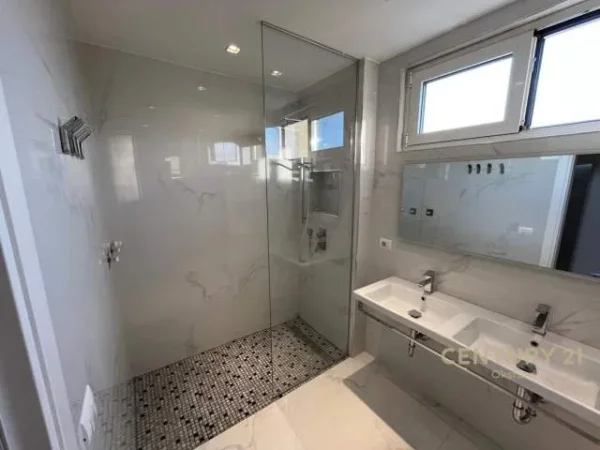 Tirane, jepet me qera apartament 2+1 133 m² 1.000 Euro (shkolla e baletit)