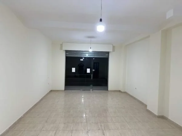Tirane, jepet me qera dyqan Kati 0, 60 m² 30.000 Leke (Rruga 3 Deshmoret Yzberish)