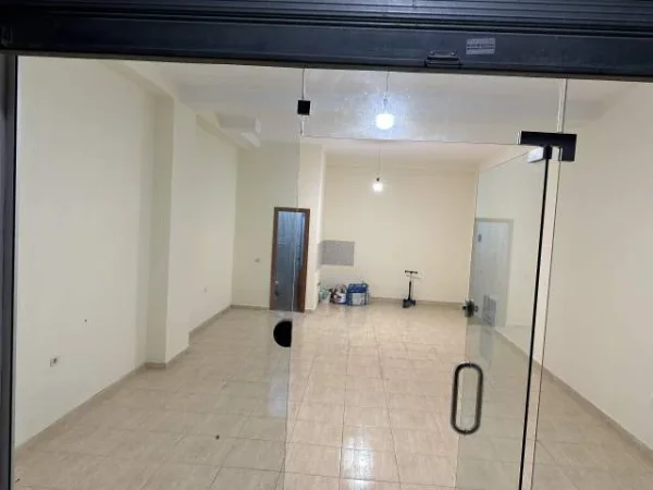 Tirane, jepet me qera dyqan Kati 0, 60 m² 30.000 Leke (Rruga 3 Deshmoret Yzberish)