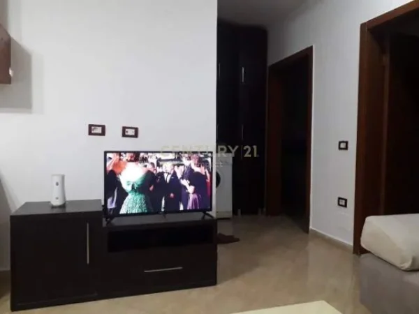 Tirane, shiten 2 apartamente ,Kati 5, 385.250 Euro (Piazza)