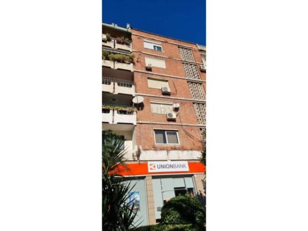 Tirane, shiten 2 apartamente ,Kati 5, 385.250 Euro (Piazza)