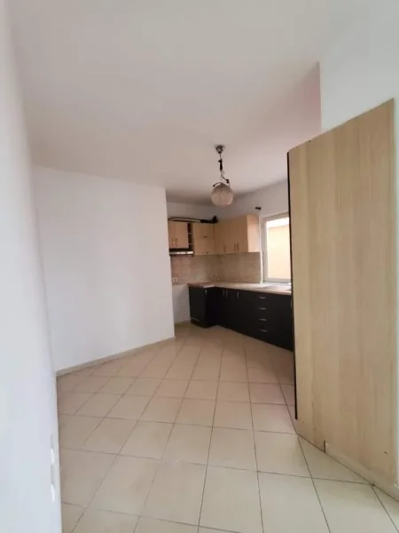 Tirane, jepet me qera apartament 2+1 Kati 4, 140 m² 300 Euro (Sotir Caci)