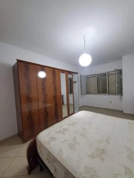 Tirane, jepet me qera apartament 2+1 Kati 4, 140 m² 300 Euro (Sotir Caci)