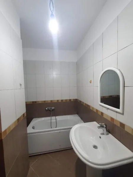 Tirane, jepet me qera apartament 2+1 Kati 4, 140 m² 300 Euro (Sotir Caci)