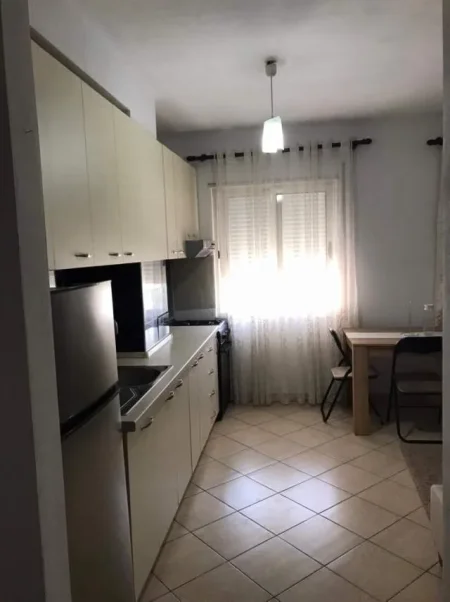 Tirane, jepet me qera apartament 1+1+BLK Kati 4, 65 m² 400 Euro (jordan misja(gener2 ))