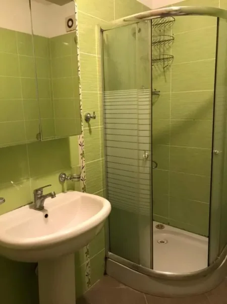 Tirane, jepet me qera apartament 1+1+BLK Kati 4, 65 m² 400 Euro (jordan misja(gener2 ))