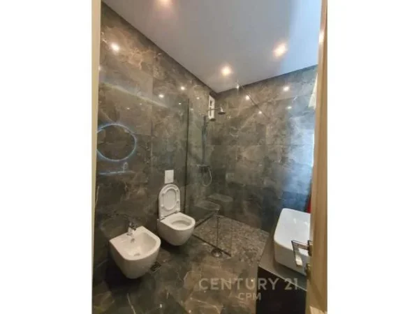 Tirane, jepet me qera apartament 2+1 70 m² 600 Euro