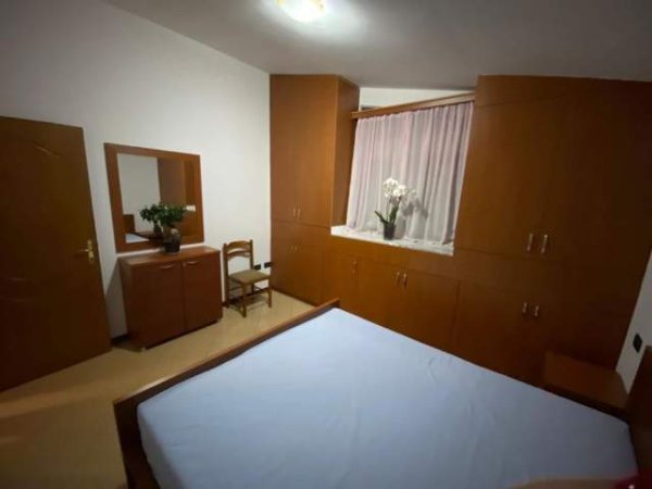 Tirane, jepet me qera apartament 1+1+BLK Kati 4, 60 m² 40.000 Leke (Tregu Elektrik .rruga mihal grameno)