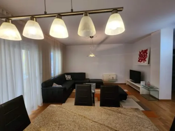 Tirane, jepet me qera apartament 2+1 110 m² 700 Euro (rezidenca Touch of the Sun)