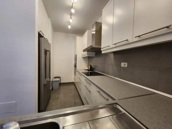 Tirane, jepet me qera apartament 2+1 110 m² 700 Euro (rezidenca Touch of the Sun)