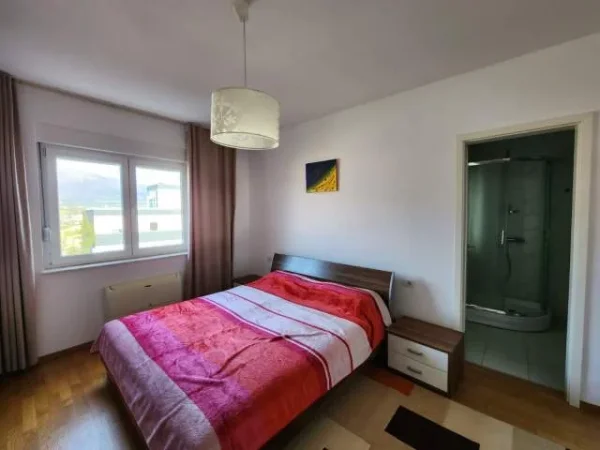 Tirane, jepet me qera apartament 2+1 110 m² 700 Euro (rezidenca Touch of the Sun)