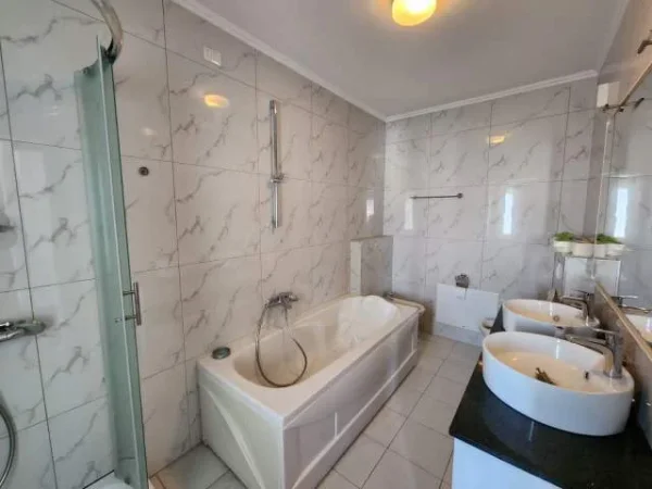 Tirane, jepet me qera apartament 2+1 110 m² 700 Euro (rezidenca Touch of the Sun)