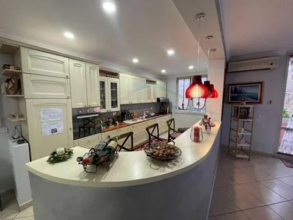 Tirane, jepet me qera apartament 2+1+BLK Kati 17, 140 m² 800 Euro (Sami Frasheri)