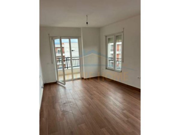 Tirane, jepet me qera apartament 2+1 Kati 9, 110 m² 420 Euro (UNAZA E RE)