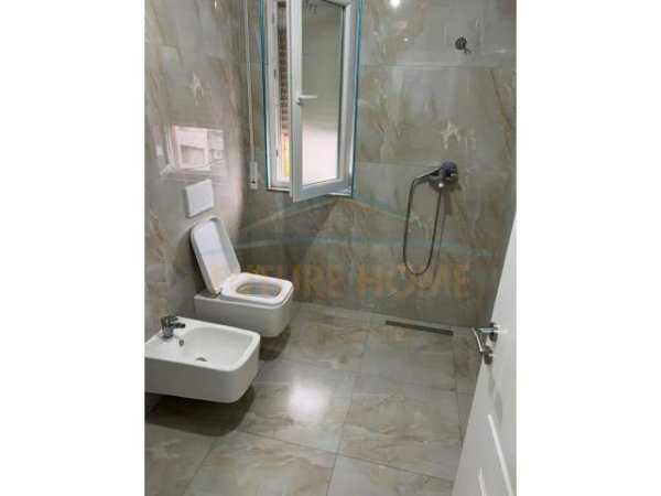 Tirane, jepet me qera apartament 2+1 Kati 9, 110 m² 420 Euro (UNAZA E RE)