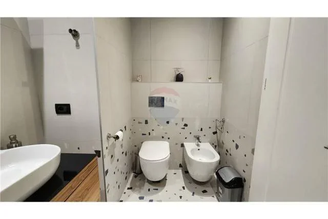 Tirane, jepet me qera apartament 1+1 65 m² 550 Euro (Kompleksi Delijorgji,)