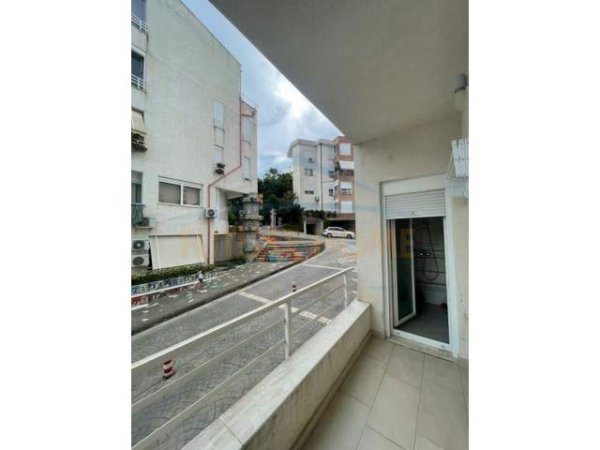 Tirane, jepet me qera apartament 2+1+Post Parkimi Kati 2, 120 m² 650 Euro (KODRA E DIELLIT)