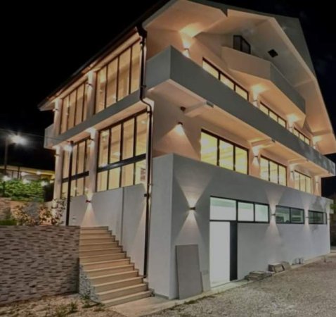 Tirane, jepet me qera bar-resorant Kati 4, 1.100 m² 3.000 Euro (vishnje)