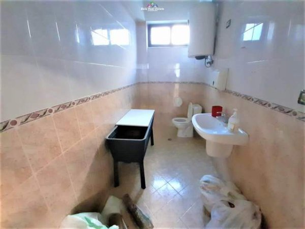 Tirane, jepet me qera zyre Kati 2, 110 m² 800 Euro (Brryli)