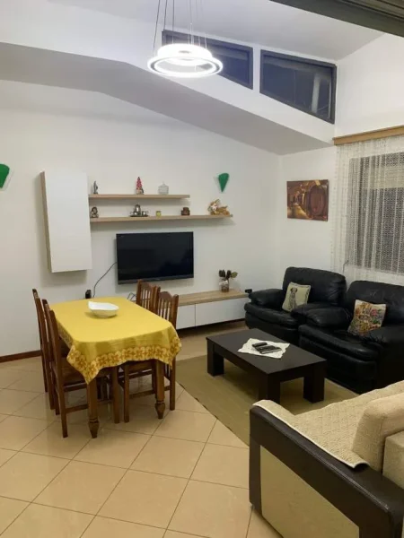 Tirane, jepet me qera 70 m² 40.000 Leke (Tregu Elektrik)