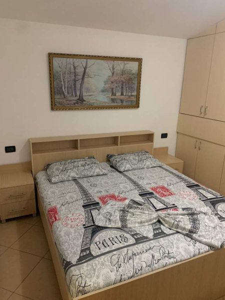 Tirane, jepet me qera 70 m² 40.000 Leke (Tregu Elektrik)