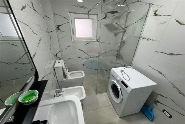 Tirane, jepet me qera apartament 3+1 Kati 4, 90 m² 400 Euro
