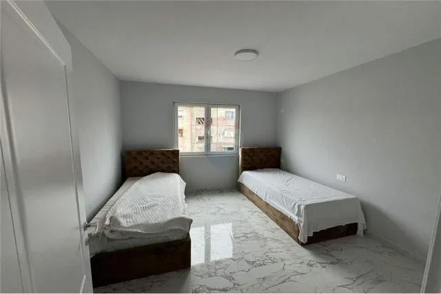 Tirane, jepet me qera apartament 3+1 Kati 4, 90 m² 400 Euro