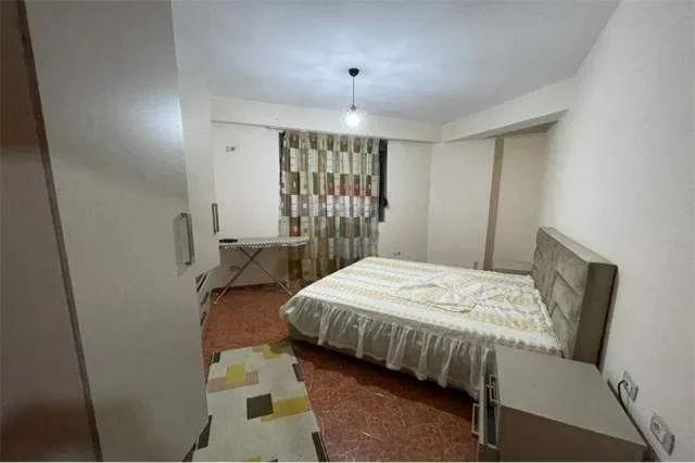 Tirane, jepet me qera apartament 1+1 Kati 1, 75 m² 450 Euro (Komuna e Parisit)