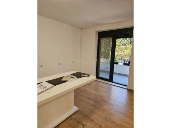Tirane, jepet me qera ambjent biznesi Kati 2, 75 m² 700 Euro (Muhamet gjollesha)