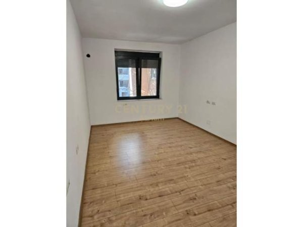 Tirane, jepet me qera ambjent biznesi Kati 2, 75 m² 700 Euro (Muhamet gjollesha)