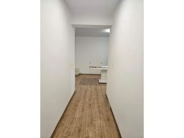 Tirane, jepet me qera ambjent biznesi Kati 2, 75 m² 700 Euro (Muhamet gjollesha)