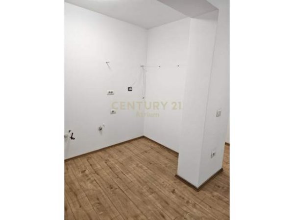 Tirane, jepet me qera ambjent biznesi Kati 2, 75 m² 700 Euro (Muhamet gjollesha)